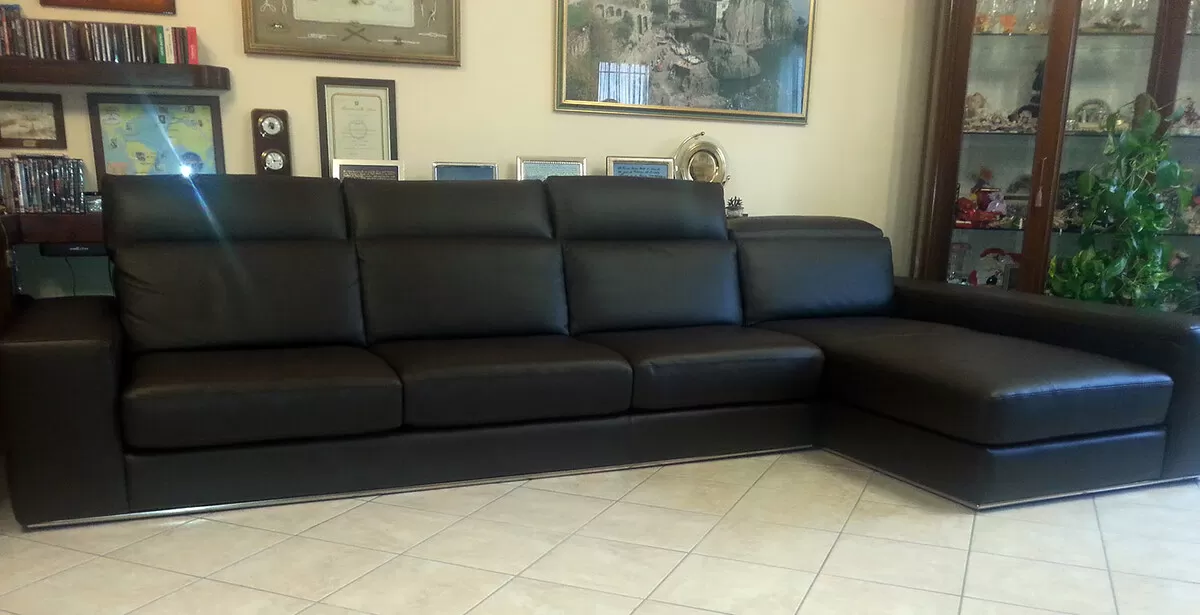 Δερμάτινος καναπές Aramis σε μαύρο χρώμα