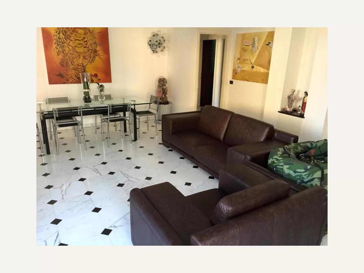 Σαλόνι με δερμάτινους καναπέδες