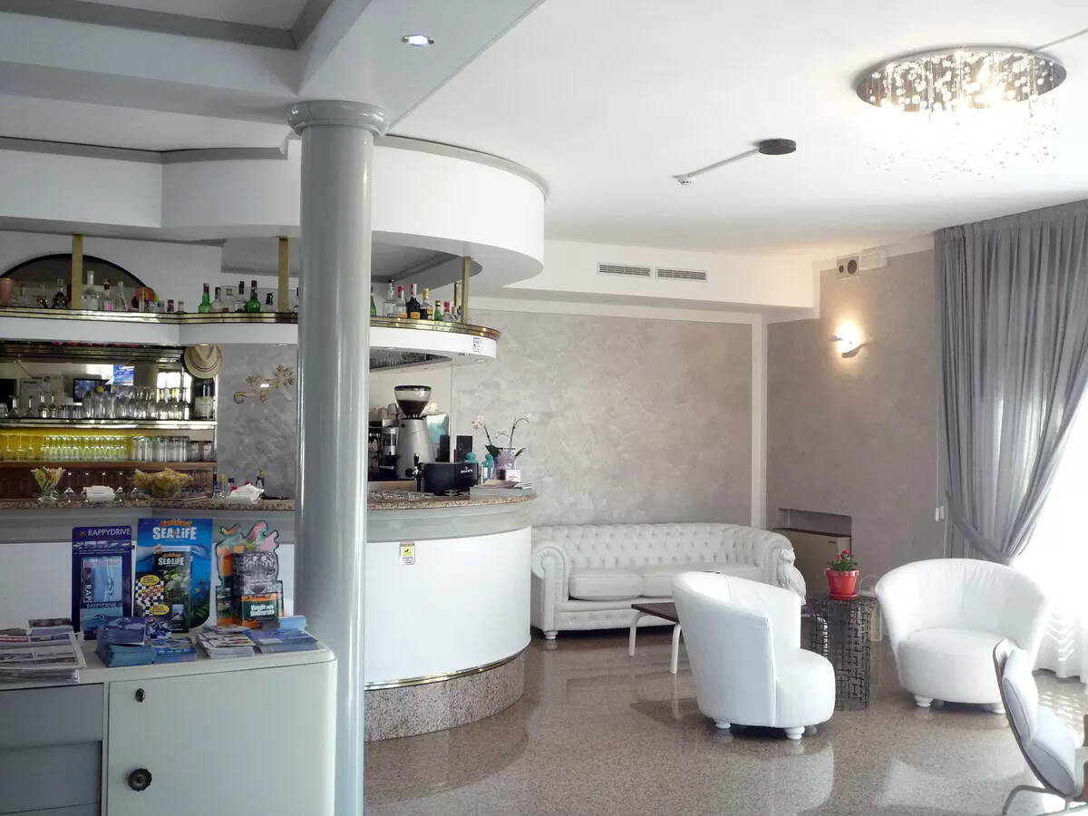 Δερμάτινος καναπές Chesterfield, σε λευκό χρώμα